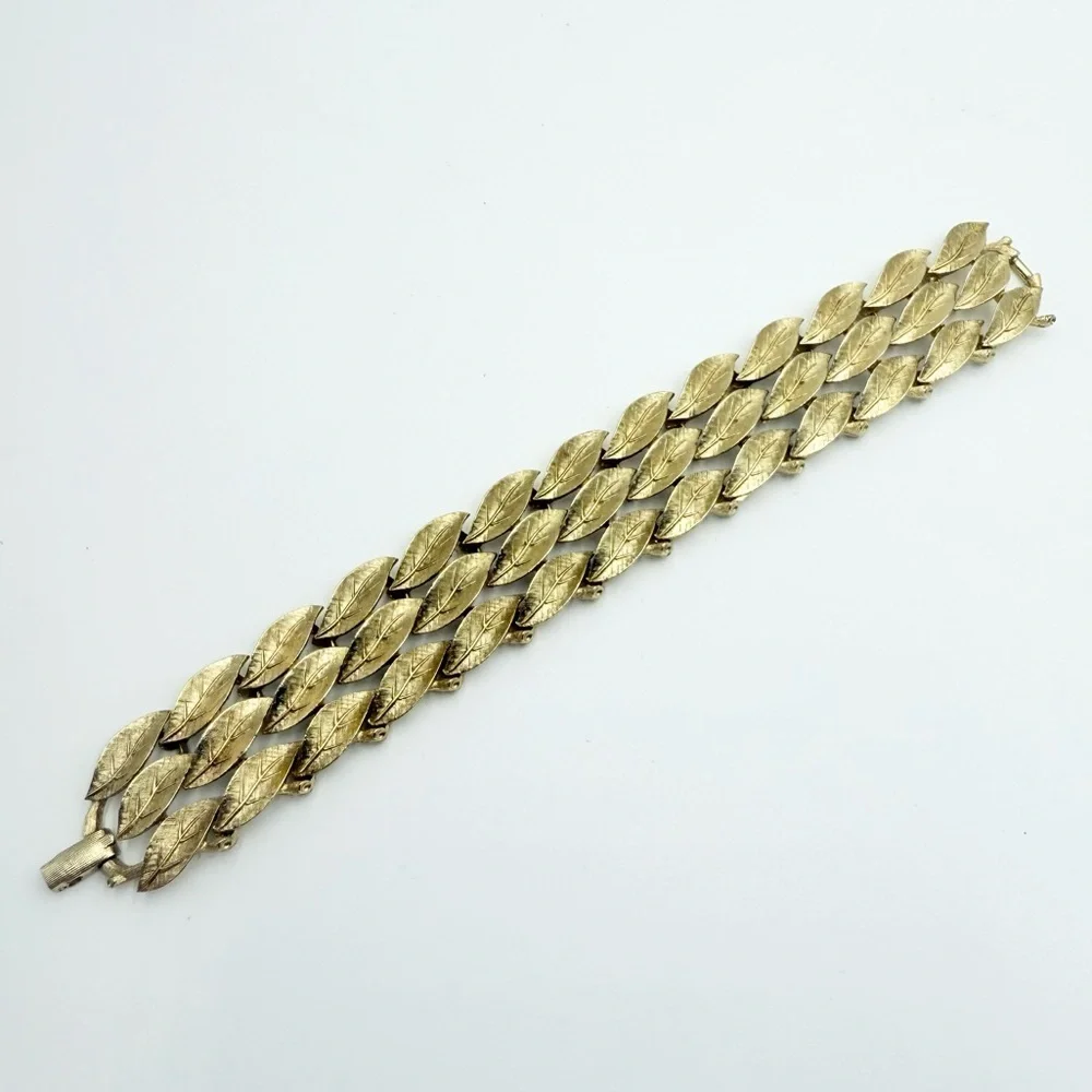 Vintage Lisner Gold Tone Leaves Link Chain Bracelet